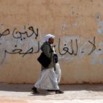 860889-des-habitants-se-promenent-dans-les-rues-du-village-d-in-salah-dans-le-sud-de-l-algerie-pres-duquel-