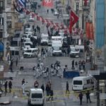 861206-des-policiers-et-des-services-d-urgence-turcs-bloquent-l-avenue-pietonne-istiklal-a-istanboul-le-19–830×581
