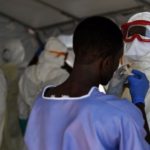 des-personnels-medicaux-enfilent-leur-tenue-de-protection-contre-ebola-dans-un-centre-de-la-croix-rouge-a-kenema-en-sierra-leone-le-15-novembre-2014_5256929-830×467