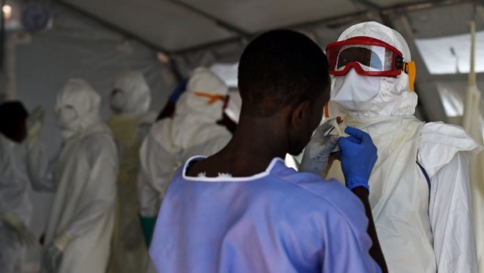 AU MOINS DEUX NOUVEAUX CAS D’EBOLA EN GUINÉE OÙ L’ÉPIDÉMIE ÉTAIT DÉCLARÉE FINIE (GOUVERNEMENT)