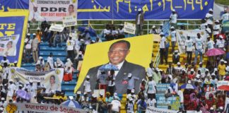 Par RFI Publié le 08-04-2016 Modifié le 08-04-2016 à 23:28 La campagne électorale au Tchad s’est achevée dans le calme vendredi et ce, malgré un contexte économique et social tendu. Les aspirants au fauteuil présidentiels ont tenu leurs derniers meetings. Treize candidats sont en compétition. Pendant trois semaines, ils ont sillonné l’intérieur du pays à la recherche de soutiens. Parmi eux, le président sortant, Idriss Deby Itno, au pouvoir depuis 1990. Il y a d’un côté, le candidat Idriss Deby. Fort de plusieurs comités de soutiens dans la capitale, le président sortant a mis l’accent sur le maintien de la sécurité pour faire face à Boko Haram. Idriss Deby promet par ailleurs de poursuivre ses chantiers. Et la liste est longue : Idriss Deby veut notamment réaliser un chemin de fer, construire de nouveaux abattoirs pour mettre en valeur la filière de l’élevage. Ou encore, ouvrir un nouvel aéroport dans le sud du pays. Face à lui, douze candidats d’horizons différents affichent une certaine unité autour d’un thème : celui du changement. Il y a parmi eux des députés comme Gali Ngoté Gata. Des figures de l’opposition comme le député Saleh Kebzabo. Ou encore Laoukein Medard, le maire de Moundou, capitale économique, réputée frondeuse. Tous promettent d’instaurer bonne gouvernance et réforme des institutions. Ultimes meetings Ce vendredi, les candidats ont aussi organisé leurs derniers meetings avant le premier tour dimanche. Le président sortant, Idriss Deby Itno a organisé un grand meeting au stade Idriss Ouya de Ndjamena. Casquette jaune vissée sur la tête, Ousmane a bravé la canicule pour soutenir son candidat. Ce jeune homme originaire des îles du Lac Tchad est satisfait de la politique sécuritaire menée par Idriss Deby. « Maintenant le village est entièrement sécurisé par les forces armées, notamment les gendarmes et les militaires », affirme-t-il. Une grosse foule de partisans est venue de chaque région du pays pour assister à ce dernier meeting. Outre la sécurité, ces militants sont préoccupés par des questions de développement. « Je veux que ce président poursuive ces chantiers : des structures de santé, éducatives, il y a beaucoup de choses, les routes », énumère Messi Rimadjita. Le candidat Idriss Deby promet de nombreux chantiers : de nouveaux abattoirs, un nouvel aéroport à Moundou, dans le sud. Et à ses douze concurrents, Idriss Deby adresse un message d’apaisement. « Jouons franc jeu : aucun débordement, aucune provocation, aucune attitude qui violerait les lois de la république ne peuvent être acceptés ! Ce pays-là vient de loin. Nous avons consenti des sacrifices énormes pour que la paix, la stabilité reviennent dans notre pays. » Sur cette lancée, Idriss Deby appelle ses militants à voter dans le calme dimanche. De son côté, le candidat Saleh Kebzako a tenu lui aussi son meeting de clôture. Place de la Nation, face au palais présidentiel et devant des milliers de partisans, le chef de l'opposition politique a appelé au changement dimanche.