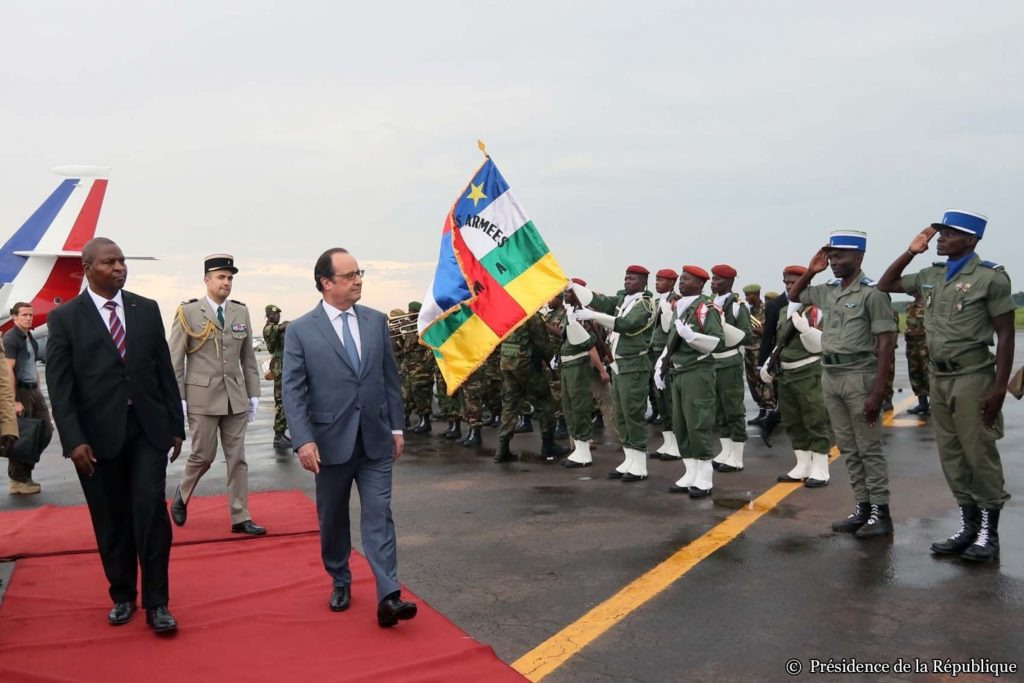 Hollande en visite express à Bangui pour parler reconstruction et désengagement militaire..