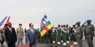 Hollande en visite express à Bangui pour parler reconstruction et désengagement militaire..