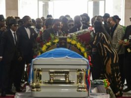 A Kinshasa, des milliers de Congolais disent adieu avec ferveur à Papa Wemba.