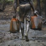 1817858_6_d30c_dans-une-raffinerie-illegale-au-nigeria-des_b1e61af538e984b366a28b5e8d2bc44b