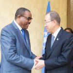 Le Secrétaire général de l’ONU, Ban Ki-moon (à droite), rencontre le Premier ministre éthiopien, Hailemariam Dessalegn, qui est également Président de l’Autorité intergouvernementale pour le développement (IGAD), en marge du 27ème sommet de l’Union africaine, à Kigali, au Rwanda, le 16 juillet 2016. Photo : ONU / Rick Bajornas