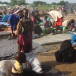 Des civils déplacés se sont réfugiés dans le camp de Tomping de la Mission des Nations Unies au Soudan du Sud (MINUSS), suite aux nouveaux affrontements dans la capitale Juba entre les soldats de l’Armée populaire de libération du Soudan (APLS) et de l’APLS dans l’opposition (juillet 2016). Photo : ONU / Beatrice Mategwa