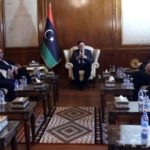 Le Premier ministre désigné du gouvernement libyen d&rsquo;union nationale (GNA), Fayez al-Sarraj (c) et son gouvernement, le 11 juillet 2016 à Tripoli | AFP | MAHMUD TURKIA