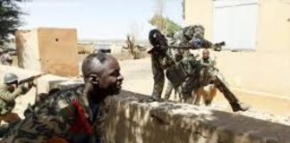 Mali: 17 soldats tués dans une attaque revendiquée par deux groupes armés