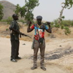 Des membres d’un « comité de vigilance » composé de civils qui appuient les soldats pour sécuriser les quartiers des villes et des villages contre la menace de Boko Haram. CRÉDITS : JOE PENNEY/REUTERS
