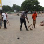 Délonix Djiméco Kogblevi, Chef du 4e Arrondissement de Cotonou et quelques concitoyens lors de la campagne de salubrité