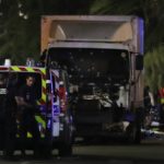 La police et les secours se tiennent près du camion qui a foncé sur la population qui se trouvait sur la promenade des Anglais, le 14 juillet 2016 / AFP/Valéry Hache