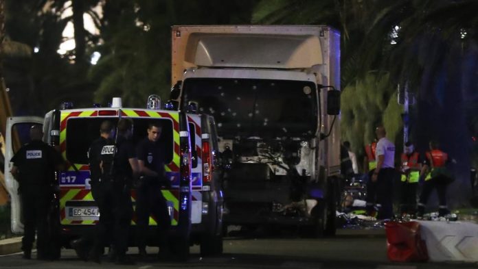 France: un camion fonce sur la foule à Nice, des dizaines de morts
