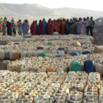Des civils fuyant le conflit dans la zone de Jebel Marra dans la région du Darfour attendent une distribution d’eau près de la base d’opérations de la MINUS à Sortoni. Photo: MINUS/Hagen Sieger