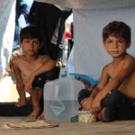 Des enfants déplacés par le conflit ont trouvé refuge dans un campement de fortune dans l’ouest d’Alep, en Syrie. Photo UNICEF/Khuder Al-Issa