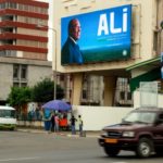 D&rsquo;innombrables affiches avec la photo du président sortant Ali Bongo sont visibles sur le front de mer à Libreville, le 13 août 2016 | AFP | SAMIR TOUNSI