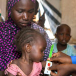 Un dépistage nutritionnel pour les enfants du camp de déplacés de Dalori, dans la ville de Maiduguri, dans l’Etat de Borno, au nord-est du Nigéria. Photo: UNICEF / Esiebo