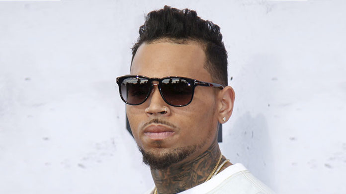 La maison de la star américaine Chris Brown encerclée par la police à Los Angeles