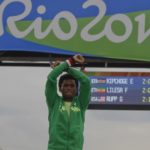 L&rsquo;Éthiopien Feyisa Lilesa, croise les bras en signe de protestation contre son gouvernement à Rio de Janeiro, Brésil, le 21 août 2016.