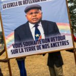 Des partisans de l&rsquo;opposant historique Étienne Tshisekedi l&rsquo;accueillent avec son portrait devant sa résidence à Kinshasa, le 27 juillet 2016 | AFP/Archives | Eduardo Soteras