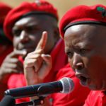 Julius Malema, le leader des Combattants pour la liberté économique (EFF) (à droite) pendant sa conférence de presse, ce mercredi 17 août 2016, dans le township d&rsquo;Alexandra près de Sandton. © REUTERS/Siphiwe Sibek