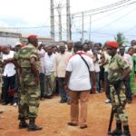 Des soldats maintiennent l&rsquo;ordre devant un bureau de vote où des électeurs attendent de voter pour leur président, à Libreville, Gabon, 30 août 2009.