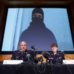 Des représentants de la Gendarmerie canadienne s&rsquo;expriment devant la presse au lendemain de la mort d&rsquo;Aaron Driver, qui avait prêté allégeance à l&rsquo;Etat islamique dans une vidéo repérée par le FBI. AFP/Lars Hagberg