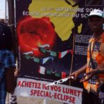 Le stand de vente de lunettes pour éclipse de l’esplanade du stade de l’Amitié Général Mathieu Kérékou de Cotonou
