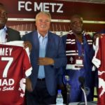 Le président du FC Metz, Bernard Serin au milieu des mninsitres Tchadiens Baidi Lomey Gomdigue des Mines et de la Géologie et Miarom Betel de la culture, la jeunesse et du Sport lors de la cérémonie de présentation du maillot. Photo J.-S. G.