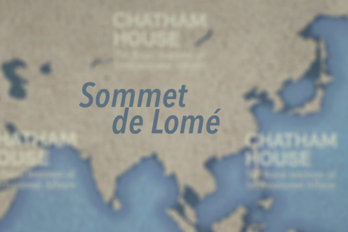 Les 54 pays de l’Union Africaine vont se retrouver à Lomé au Togo le 15 octobre prochain pour un sommet sur la sécurité maritime et le développement de l’Afrique. Il s’agit d’une première initiative de l’organisation régionale, dont l’objectif est de rédiger une charte de la sûreté et la sécurité maritime pour le continent avec en toile de fond, l'économie bleue. Pare Irene Herman L’économie bleue est l’un des points essentiels de cette charte en plus bien évidemment de la sécurité maritime. 90 à 92% des marchandises entrant en Afrique passent par la mer selon le ministre togolais des affaires étrangères, Robert Dussey. C’est pour cela que les discussions du sommet seront non seulement axées sur les aspects sécuritaires mais aussi et surtout sur le volet économique des activités maritimes. Sur ce fait, les décideurs doivent convenir ensemble d’un mécanisme commun favorable à une meilleure gestion des activités maritimes. Le texte qui sera adopté à l’issue du sommet se veut contraignant obligeant ainsi tous les États africains à coopérer de manière inclusive pour mieux maîtriser la sécurité et les activités économiques aux larges des côtes africaines qui, pour la plupart du temps leur échappe. Au cours de ces assises, diverses questions seront abordées. Entre autres, la coopération régionale et internationale pour la sauvegarde de la sécurité maritime, la migration, les trafics illicites de tous genres transitant en mer, les vols à main armée, la pêche illicite et la préservation d'environnement marin. Les participants examineront également les voies et moyens adéquats pour enrayer les actes criminels qui portent une atteinte grave a la paix et à la sécurité ainsi qu’à la navigation dans l’ensemble de l’espace maritime africain, en particulier, dans la corne de l’Afrique et dans le golfe de Guinée.