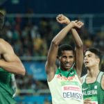 l-athlete-ethiopien-tamiru-demisse-medaille-d-argent-lors-du-1-500-m-des-jeux-paralympiques-fait-un-geste-de-protestation-le-11-septembre-2016-a-rio_5667733