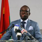 le-premier-ministre-luc-adolphe-tiao-dernier-chef-du-gouvernement-du-president-blaise-compaore-le-28-avril-2011-lors-d-une-conference-de-presse-a-ouagadougou_5684283