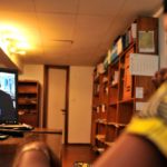 une-femme-regarde-la-television-qui-diffuse-un-discours-du-president-de-la-rdc-joseph-kabila-depuis-l-ouganda-a-kinshasa-le-20-novembre-2012_5709033