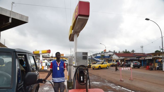Afrique: des négociants suisses accusés de vendre des carburants toxiques