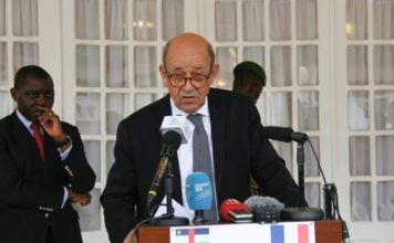 Centrafrique: aide de 24 millions d’euros et livraison d’armes de Paris