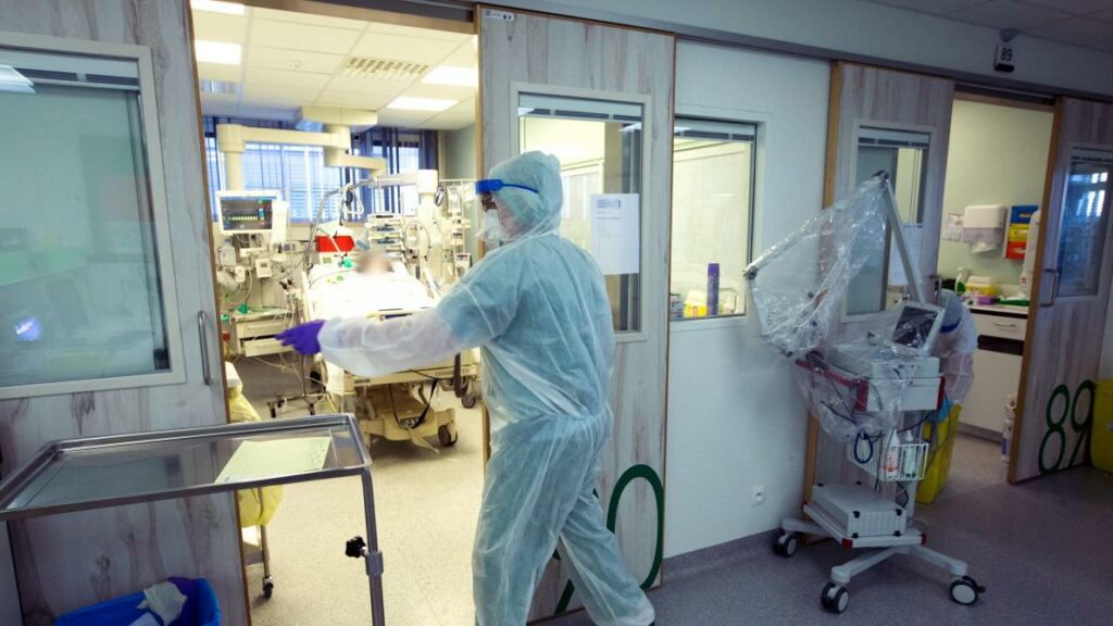 Covid-19: morgues débordées, New York veut procéder à des "enterrements temporaires" dans un parc municipal