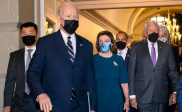 Face à Omicron, Biden refuse de « paniquer » quand l’Europe serre la vis