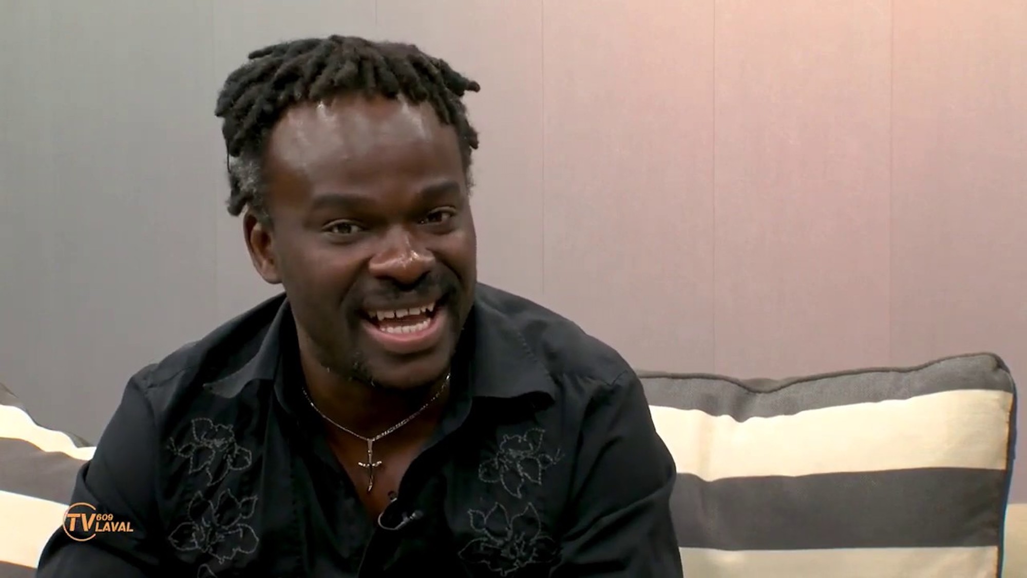 Guy Mapoko, de Cotonou à Montréal: le parcours singulier d’un rockeur au piano