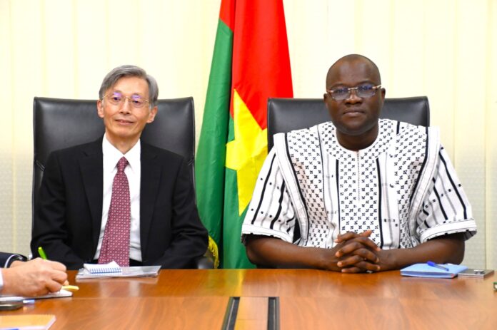 Le Conseil d'administration du Fonds monétaire international (FMI) a approuvé un nouveau soutien financier en faveur du Burkina Faso. C'était à l'issue de la consultation de 2026 au titre de l'Article IV et de la cinquième revue de l'accord conclu dans le cadre de la Facilité élargie de crédit (FEC). Par Irene Heerman Cette décision s'accompagne d'une augmentation de 50 % du quota, soit 60,20 millions de droits de tirage spéciaux (DTS), portant l'accès total du pays à 288,96 millions de DTS. Selon les responsables du fonds, ce montant sera immédiatement mis à la disposition des autorités burkinabè afin de renforcer leur capacité à faire face aux défis économiques actuels. Le FMI a également validé la première revue de l'accord au titre de la Facilité pour la résilience et la durabilité (FRD), ouvrant la voie à un décaissement immédiat supplémentaire de 16,42 millions de DTS. Ce financement vise à accompagner les réformes destinées à renforcer la résilience de l'économie nationale face aux chocs extérieurs et aux défis de long terme. L'institution financière salue les performances enregistrées par le Burkina Faso au cours de l'année 2025. L'économie a affiché une croissance de 5,3 %, principalement soutenue par la forte progression de l'activité minière, favorisée par la hausse des cours de l'or sur le marché international. En parallèle, les autorités ont réussi à améliorer sensiblement la situation des finances publiques grâce à une gestion budgétaire rigoureuse. Le déficit global est ainsi passé de 5,8 % du produit intérieur brut (PIB) en 2024 à 1,8 % en 2025, offrant au gouvernement une plus grande marge de manœuvre pour répondre aux incertitudes économiques. Toutefois, le FMI met en garde contre les risques qui pèsent sur les perspectives économiques à court terme. La flambée des prix internationaux des engrais et des produits pétroliers, provoquée par le conflit au Moyen-Orient, exerce une pression croissante sur la balance des paiements et menace la sécurité alimentaire. Dans ce contexte, l'institution recommande aux autorités de poursuivre une gestion prudente des finances publiques tout en mettant en place des mesures ciblées afin de protéger les populations les plus vulnérables. À travers ces nouvelles décisions, le FMI réaffirme son soutien au programme de réformes économiques engagé par le Burkina Faso. Les nouveaux décaissements devraient permettre au pays de préserver la stabilité macroéconomique, de renforcer sa résilience face aux chocs extérieurs et de poursuivre ses efforts en faveur d'une croissance durable et inclusive, malgré un environnement international marqué par de fortes incertitudes.